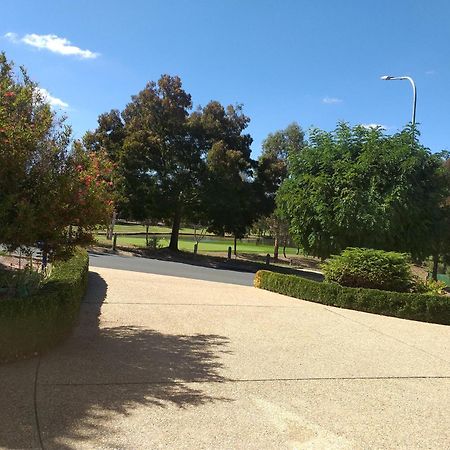 Sweet Home By The Golf Course Canberra Extérieur photo